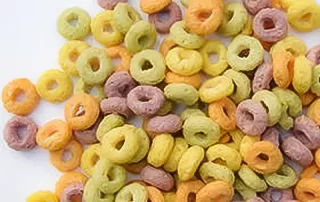 Coloridos lazos de cereales fabricados por una máquina de aperitivos de hojaldre